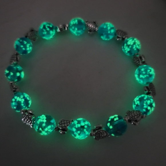 NWT Turtle Charms W Ocean Blue Glow In The Dark Firefly Glass Stretch Bracelet - Picture 12 of 14